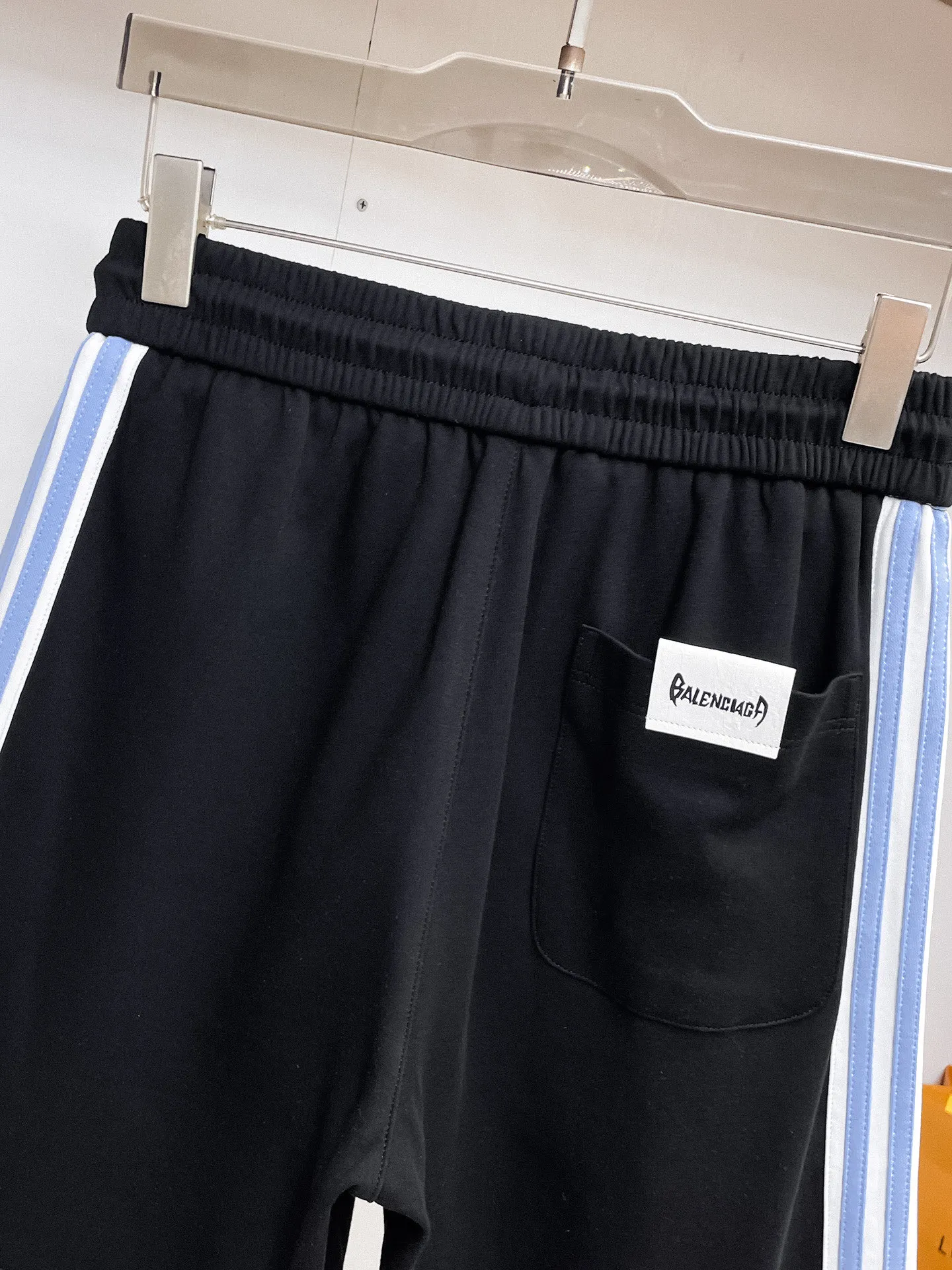 Balenciaga's three-standard complete 2026 summer New Arrival men's casual shorts, advanced custom-made Breathable fabric, Breathable fabric, extremely stretchy and comfortable, impeccable details, top-grade accessories, original logo design concept, delicate and soft feel! The upper body fit is awesome! Size: M-XXXL Please state your height and weight when ordering